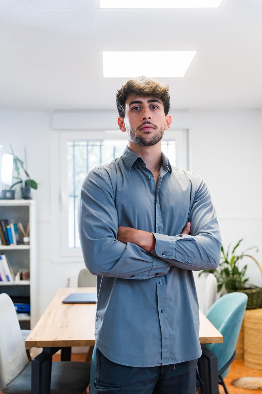 Víctor Lozano en su consulta de psicología en Madrid